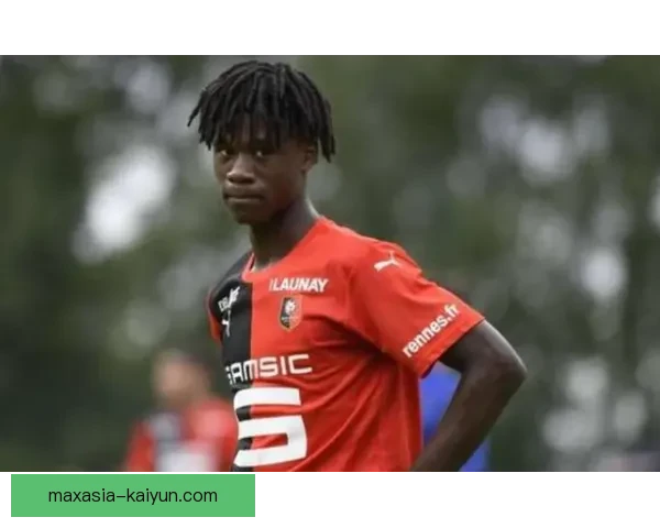 卡马文加体能优势持续增强，表现受到球迷关注与期待